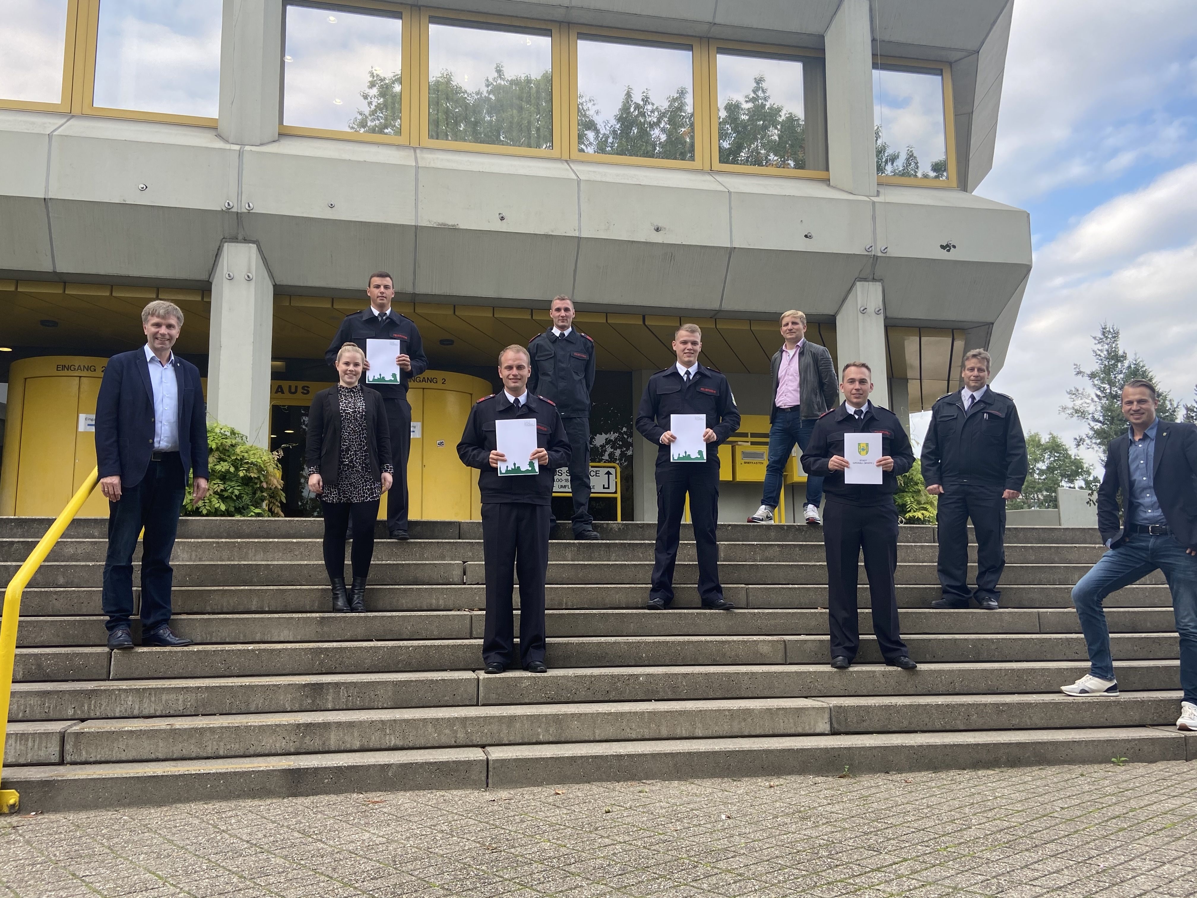 Feuerwehr-Gruppe vor dem Rathaus