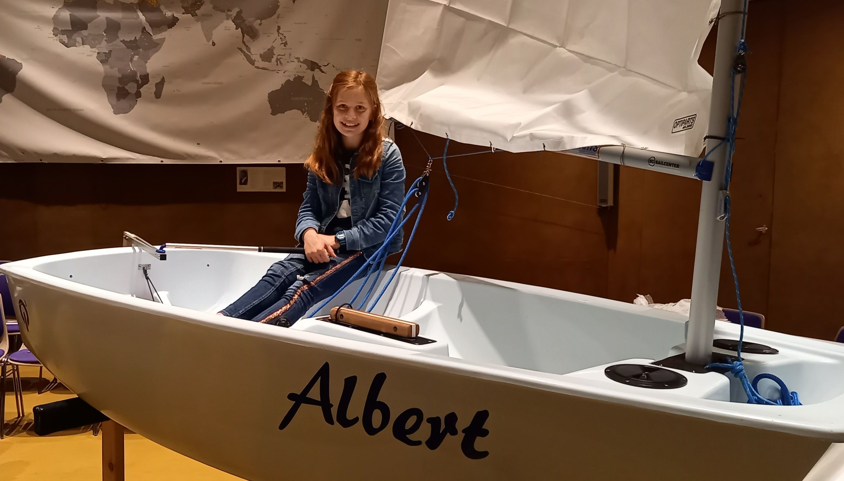 Segelboot mit Mädchen im Sitzungssaal