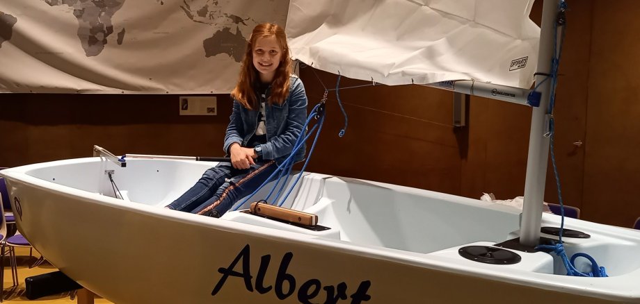 Segelboot mit Mädchen im Sitzungssaal