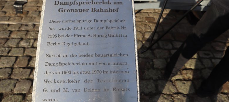 Schild für die Dampfspeicherlok mit Erklärung