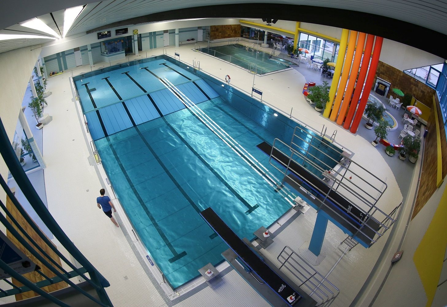 Blick von oben in das Hallenbad Gronau hinein
