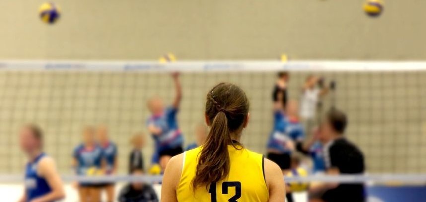 Volleyballspielerin in der Sporthalle