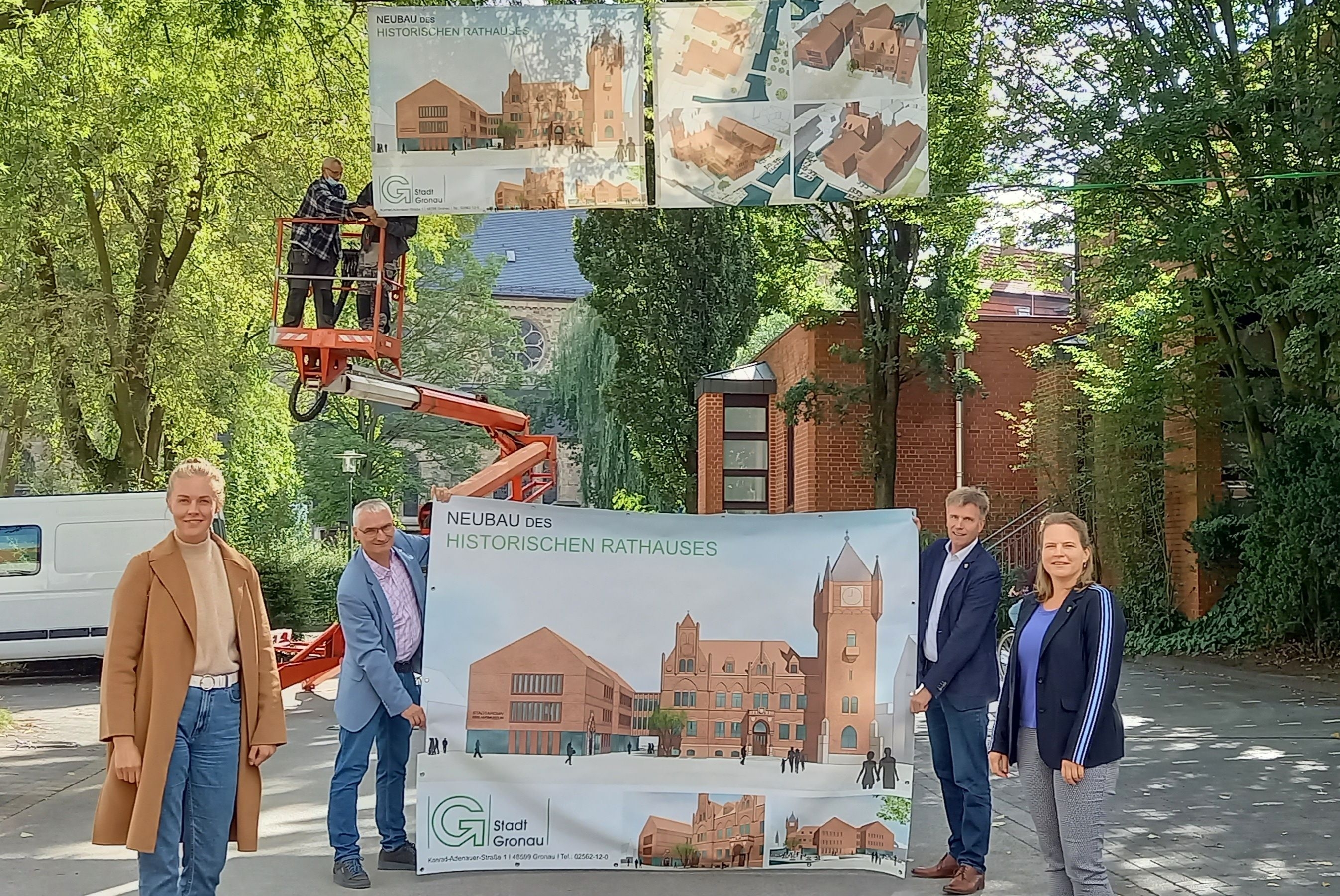 Banner für das neue Rathaus werden aufgehangen
