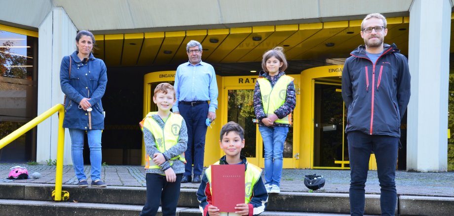 Menschengruppe vor dem Rathaus