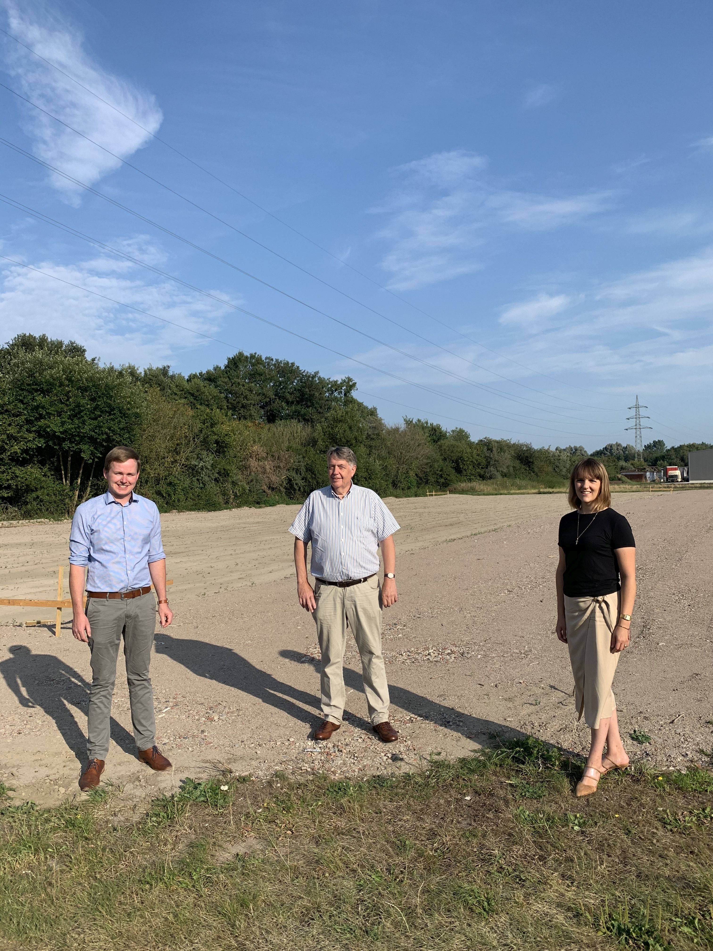 Personen an einem künftigen Industriestandort