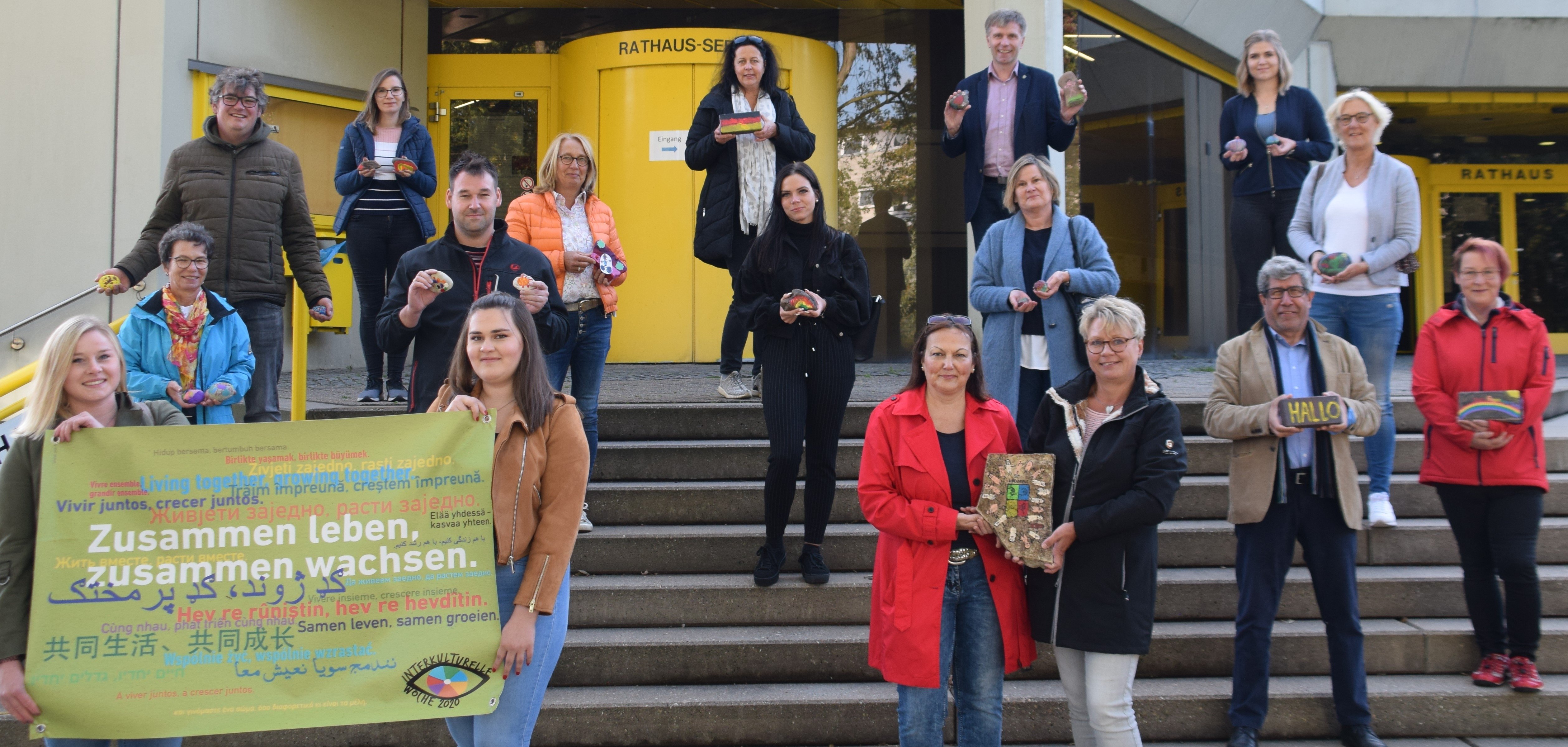 Frauen und Männer vor dem Rathaus