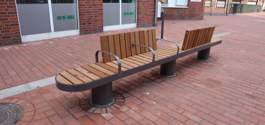 Die neue Sitzbank in der Neustraße.