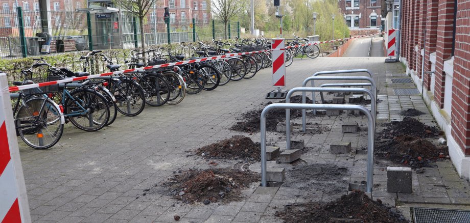 Die neuen Fahrradbügel am Bahnhof wurden in die Erde eingelassen.