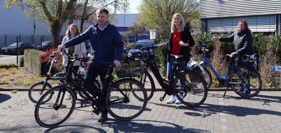 Von links: Klimaschutzmanagerin Carolin Wicke, Bürgermeister Rainer Doetkotte, Katharina Detert vom Kulturbüro und Pressesprecherin Gabi Könemann.