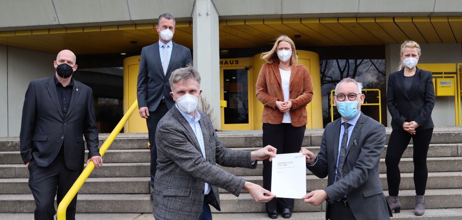 Bürgermeister, Kämmerer und Vertreterinnen und Vertreter der Gemeindeprüfungsanstalt auf den Treppen vor dem Rathaus