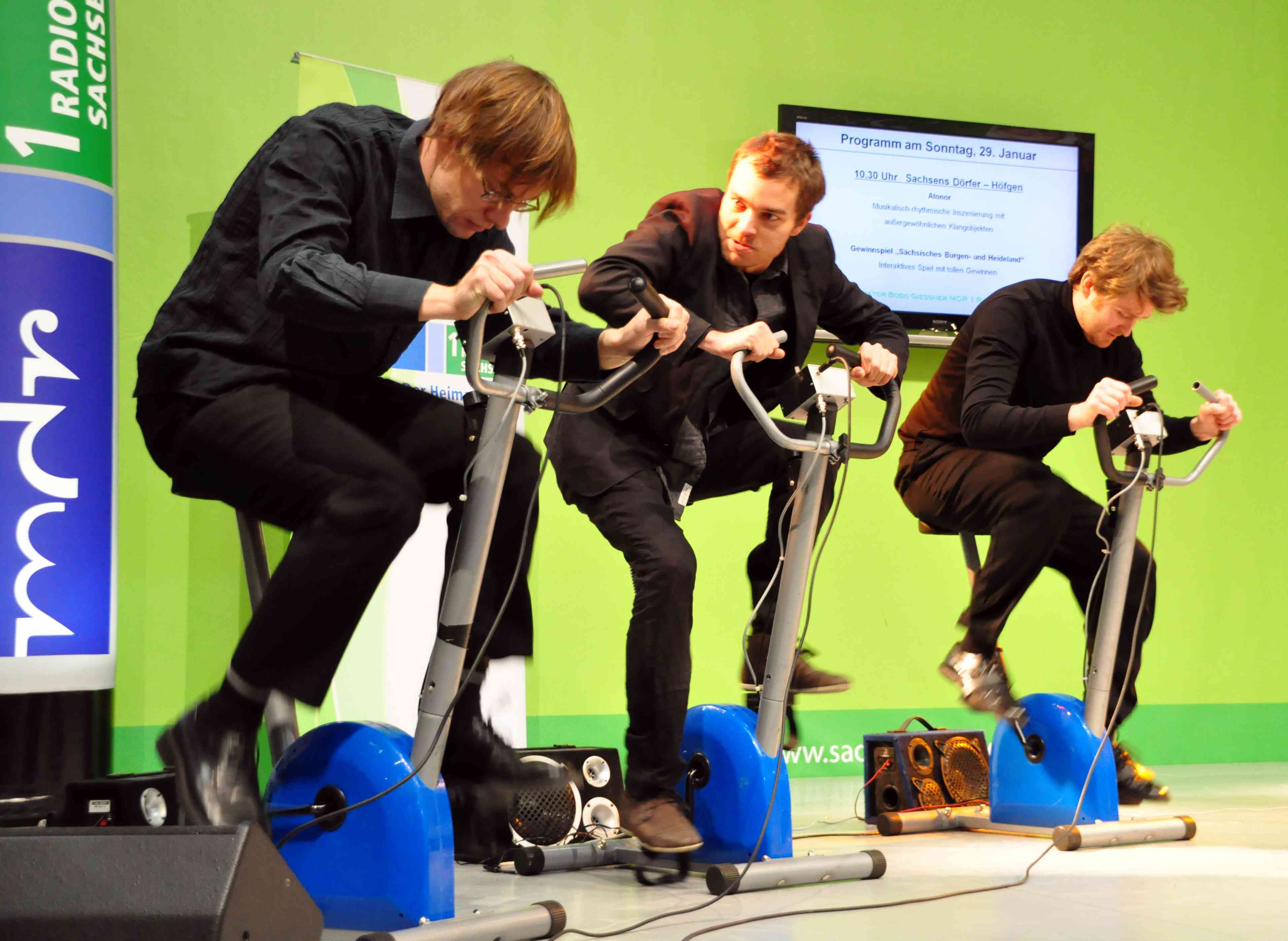 Das Bild zeigt 3 Männer auf Hometrainer