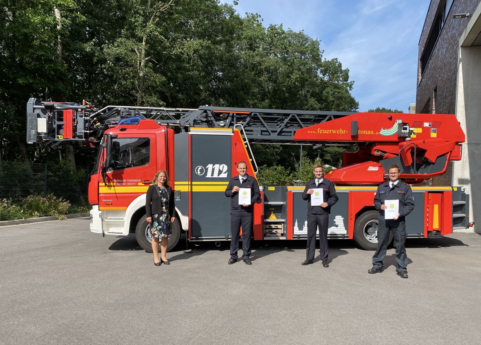 Erste Beigeordnete Sandra Cichon überreichte die Beförderungsurkunden an Bastian Heim, Lukas Jager und Gunnar Wieking (v.l.).