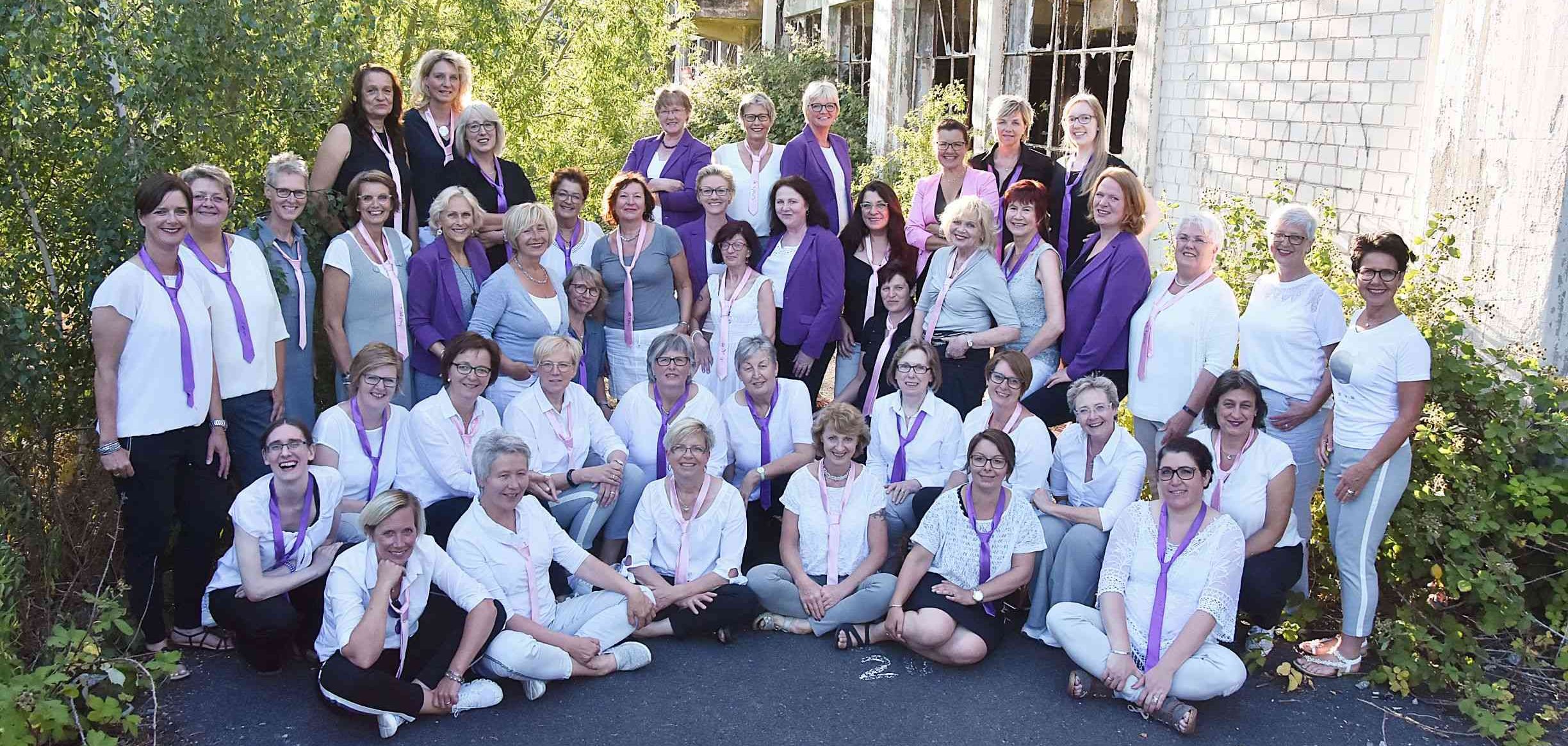 das Bild zeigt die Mitglieder des Frauenchors Horizont