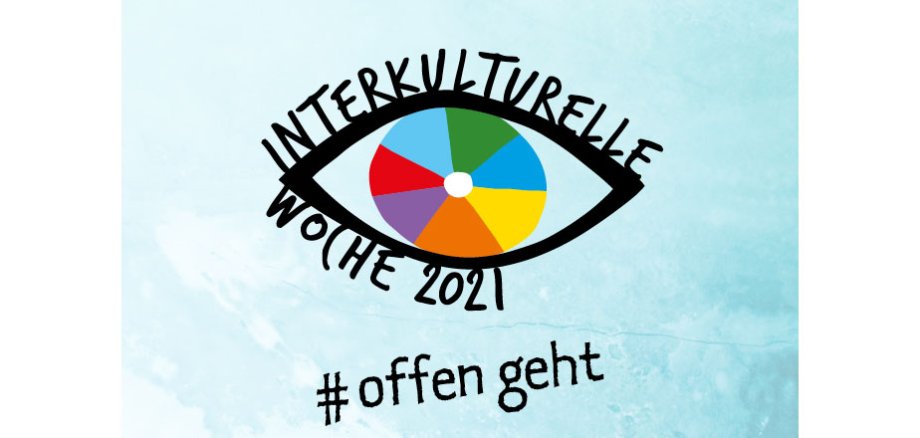 Ein Auge, das mit den Worten Interkulturelle Woche 2021 umrandet ist. Zudem steht darunter #offen geht.