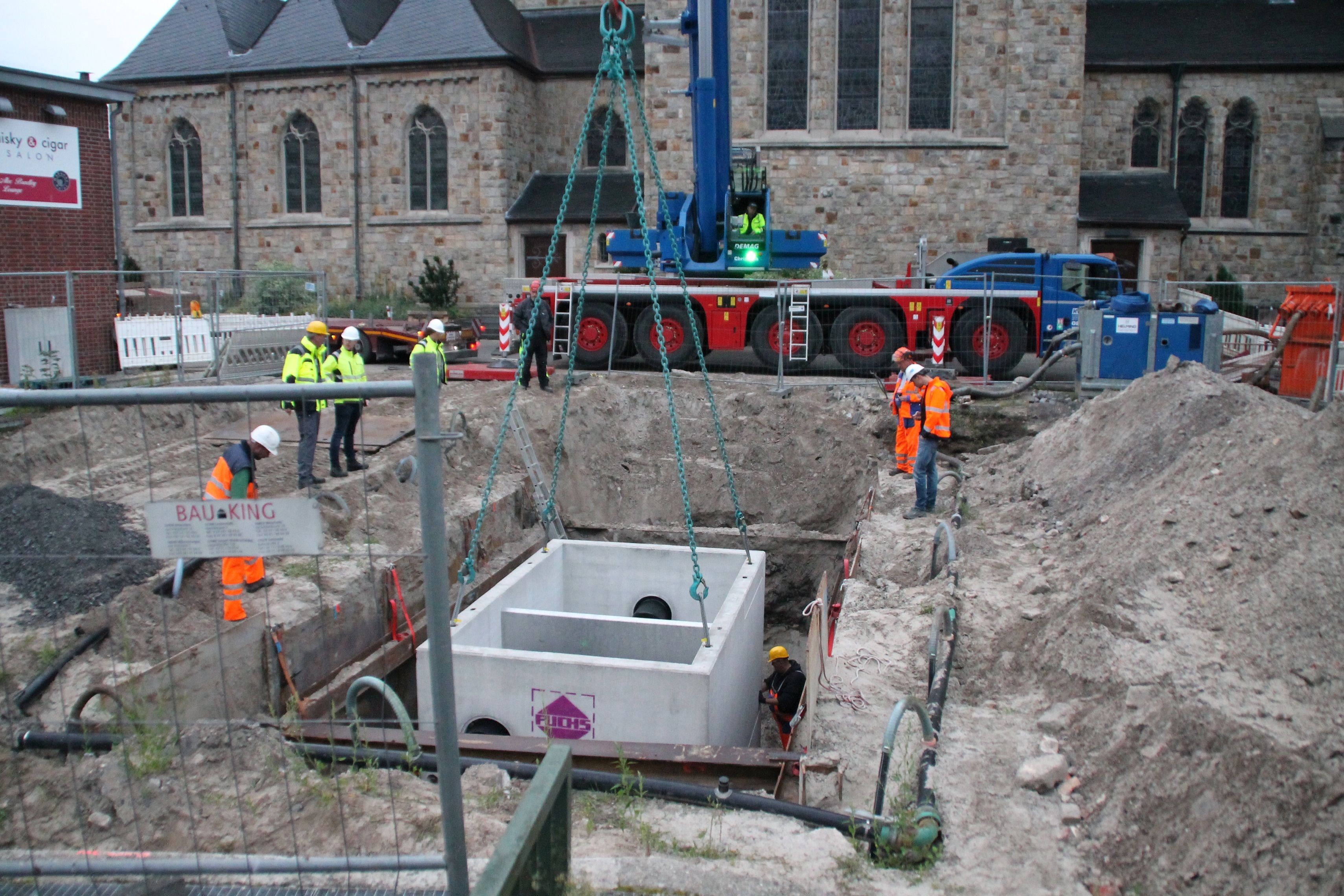 Der Lamellenklärer wird vom Mobilkran passgenau in die Baugrube herabgelassen. 