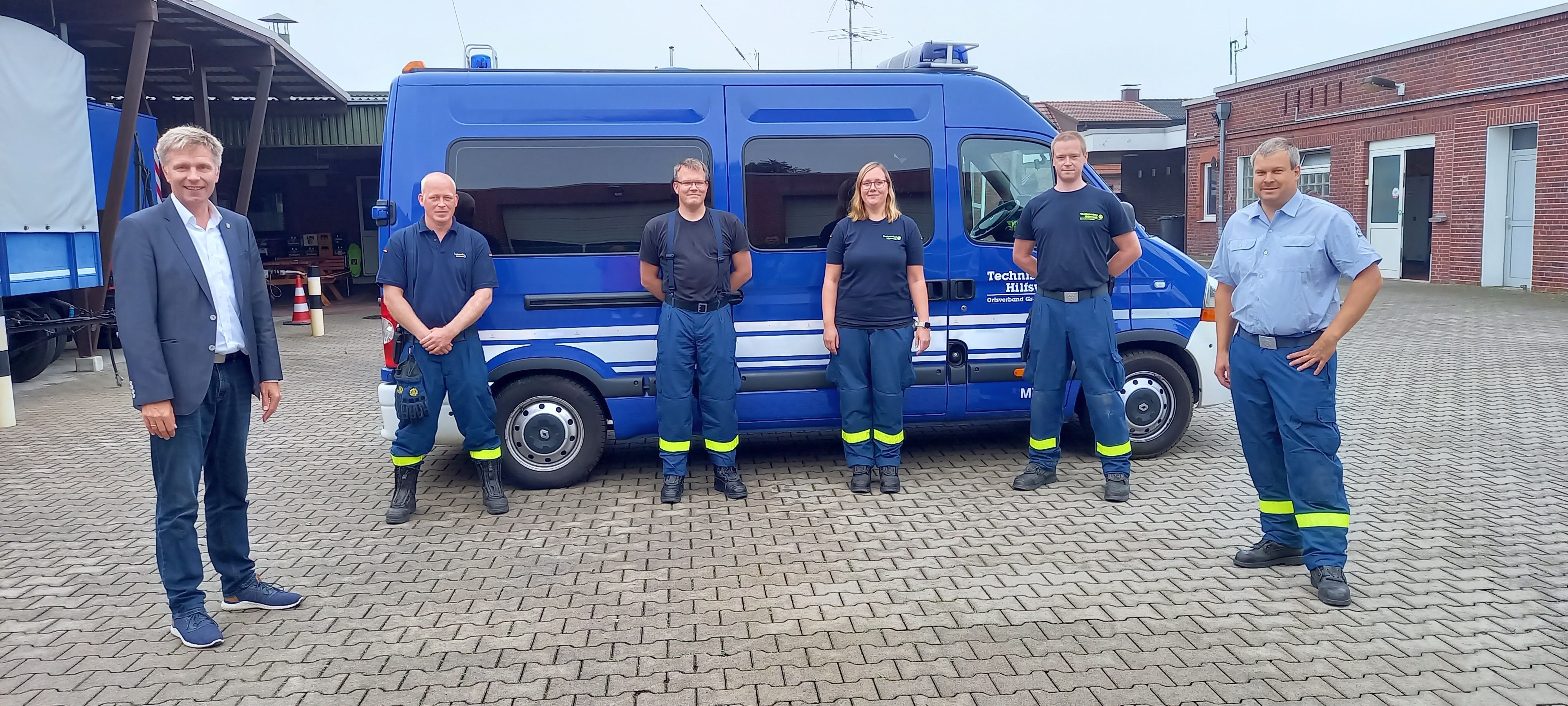 Bürgermeister Doetkotte mit Helferin und Helfern des THW