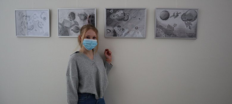 Die Schülerin Sophia neben ihrem Bild.