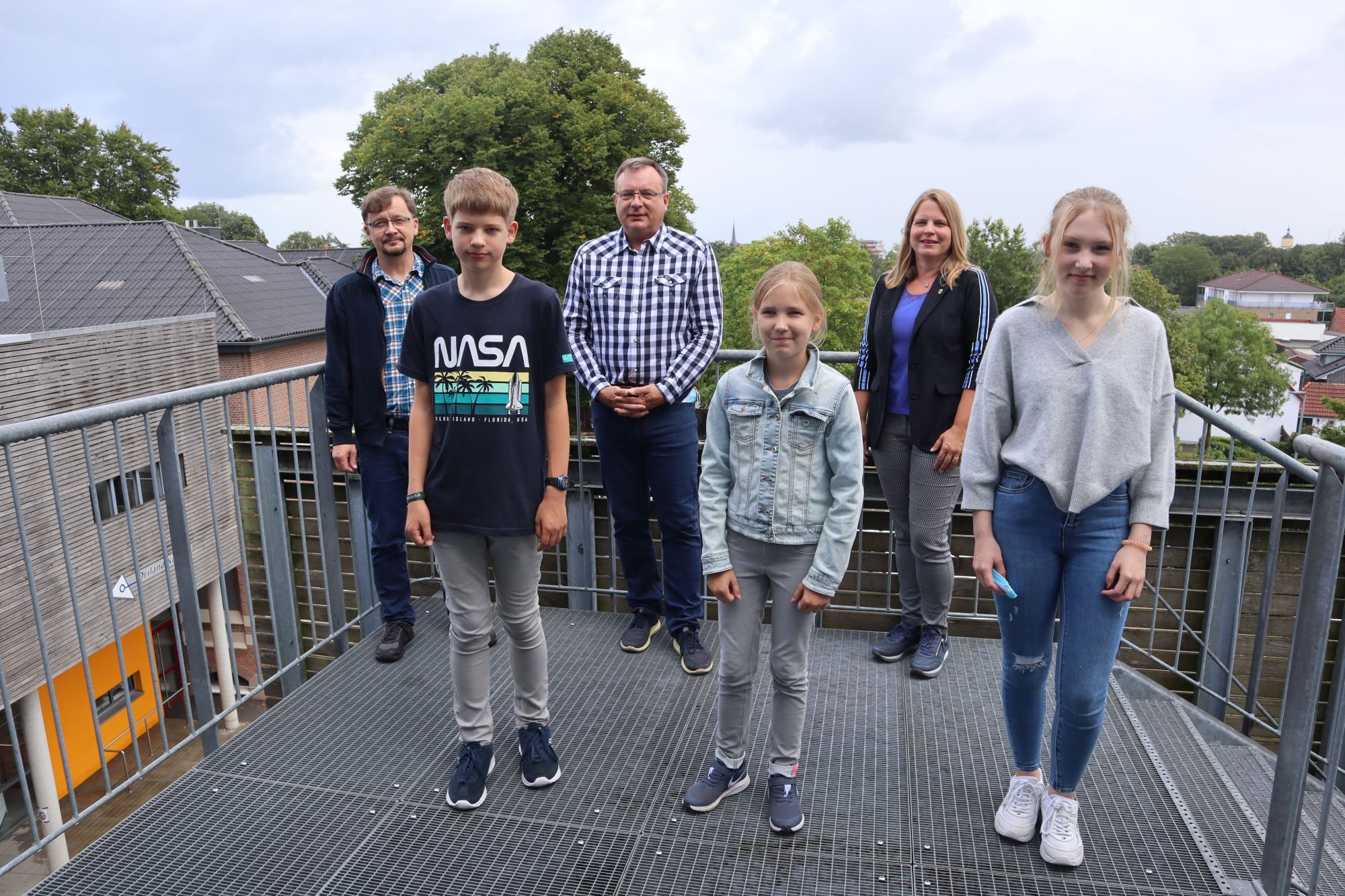 Präsentieren die Ausstellung in der Iltisstraße, v.l.: Kunstlehrer Ludwig Burandt, Schüler Hendrik, Schulleiter Thomas Herden, Schülerin Malin, 1. Beigeordnete Sandra Cichon, Schülerin Sophia. 