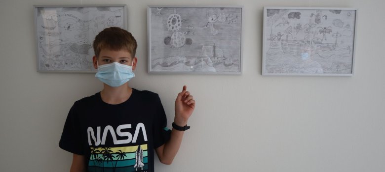 Der Schüler Hendrik neben seinem Bild. Der Schüler Hendrik neben seinem Bild.