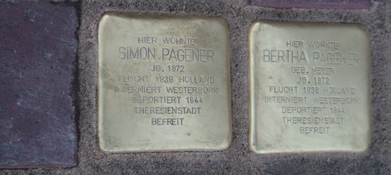 Die zwei Stolpersteine für Simon und Bertha Pagener.