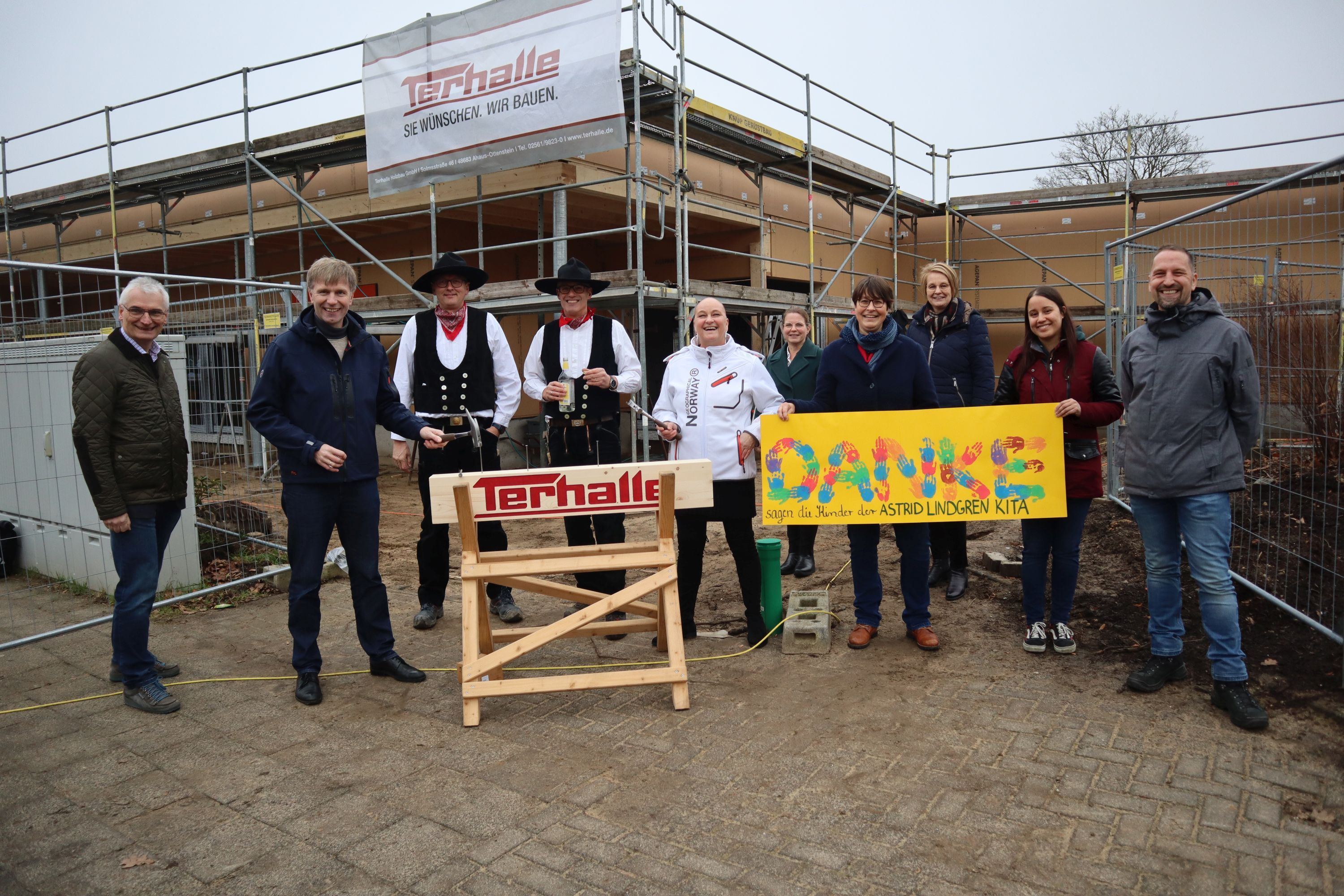 Von links: Stadtbaurat Ralf Groß-Holtick, Bürgermeister Rainer Doetkotte, Herr Ellerkamp und Herr Elskamp von der Firma Terhalle, Kita-Leitung Sandra Kohlhoff, Erste Beigeordnete Sandra Cichon, Geschäftsführerin des Trägerverbunds Kit des Kirchenkreises Steinfurt-Coesfeld-Borken Sabine Kortas, Ingrid Sanders vom Fachdienst Kinder, Jugend und Familie, Susan Kakisina vom Jugendzentrum Stop und Thomas Eing vom Fachdienst Gebäudemanagement und Liegenschaftsmanagement.