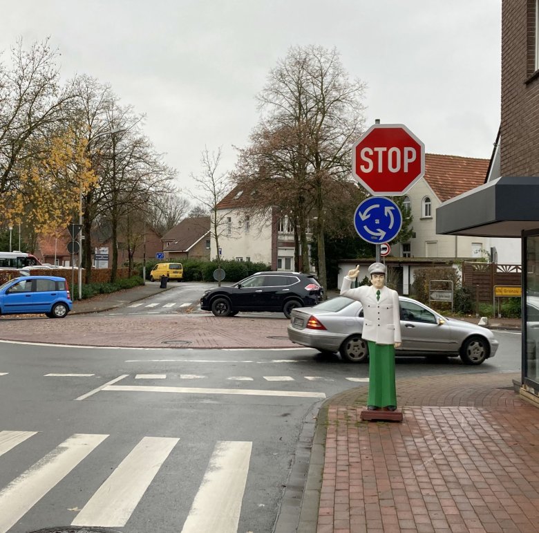 Blick in den Kreisverkehr Gronauer Straße und Agathastraße mit neuem Stoppschild