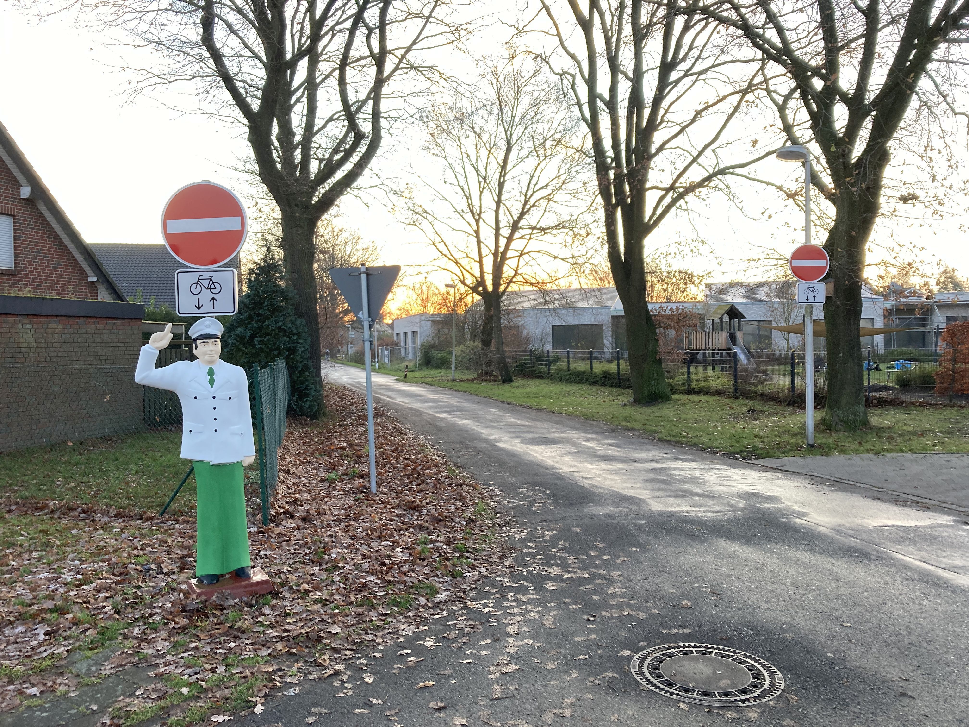 Schwarzenbergstraße mit Schild als Hinweis zur neuen Straßenverkehrsführung