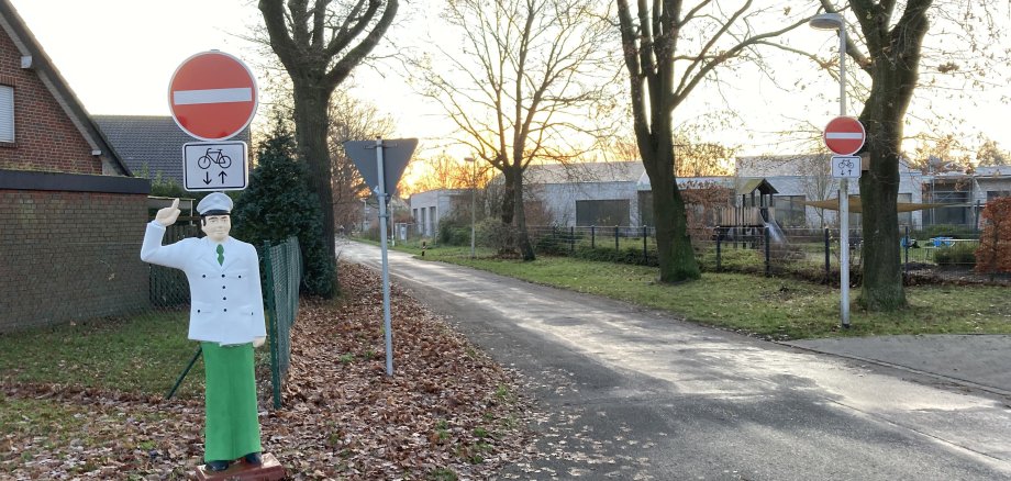 Schwarzenbergstraße mit Schild als Hinweis zur neuen Straßenverkehrsführung