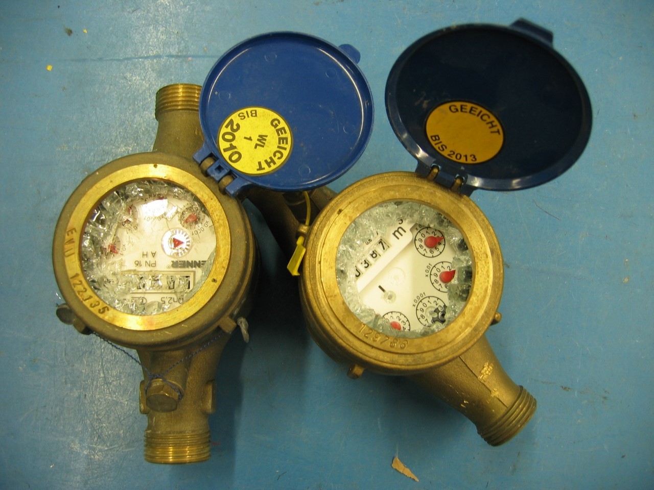 Zwei Wasserzähler mit gebrochenem Glas.