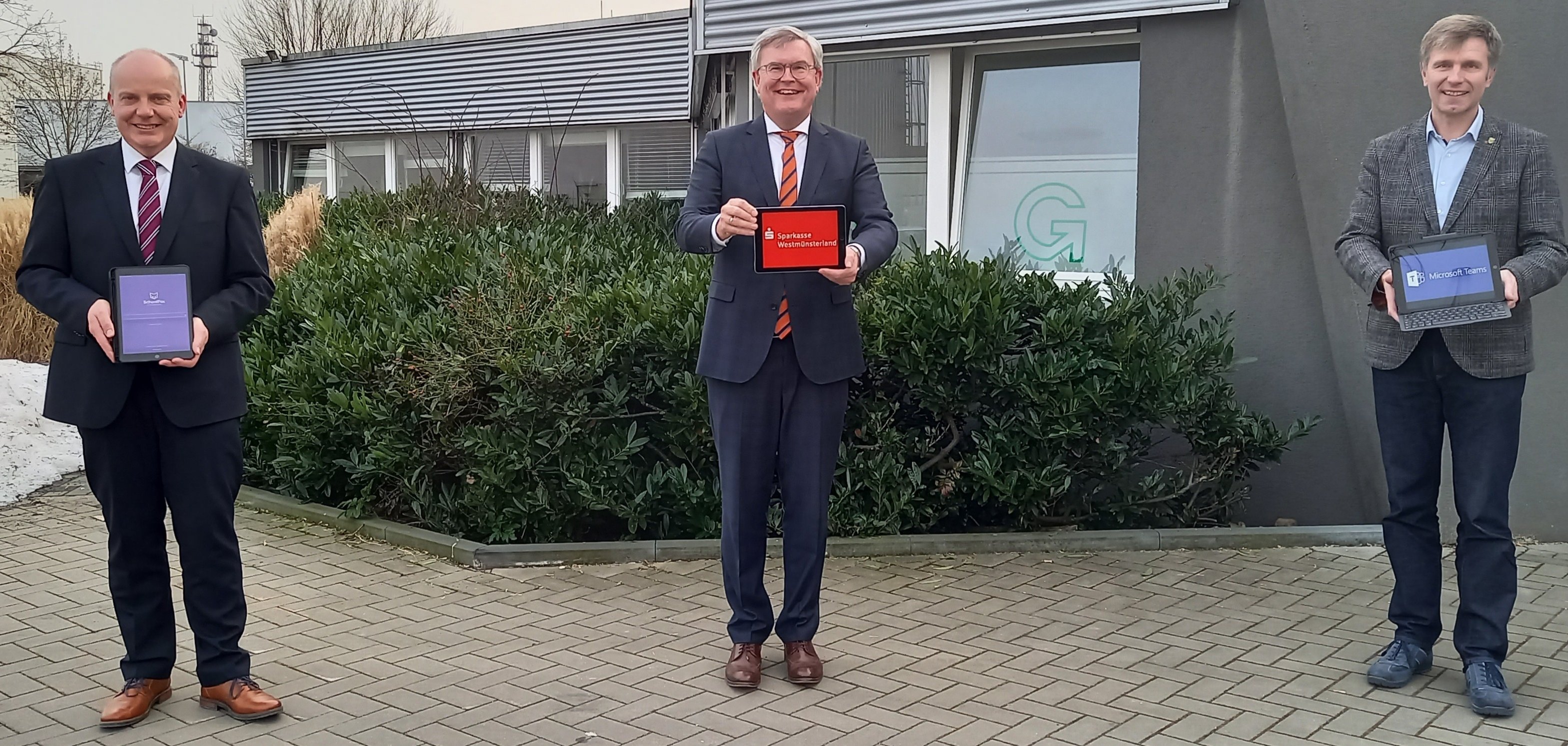 Gewinnausschüttung der Sparkasse für Digitales Lernen Von links: Stefan Nadicksbernd, Sparkassen-Regionaldirektor, Jürgen Büngeler, Sparkassen-Vorstandsmitglied, Bürgermeister Rainer Doetkotte.