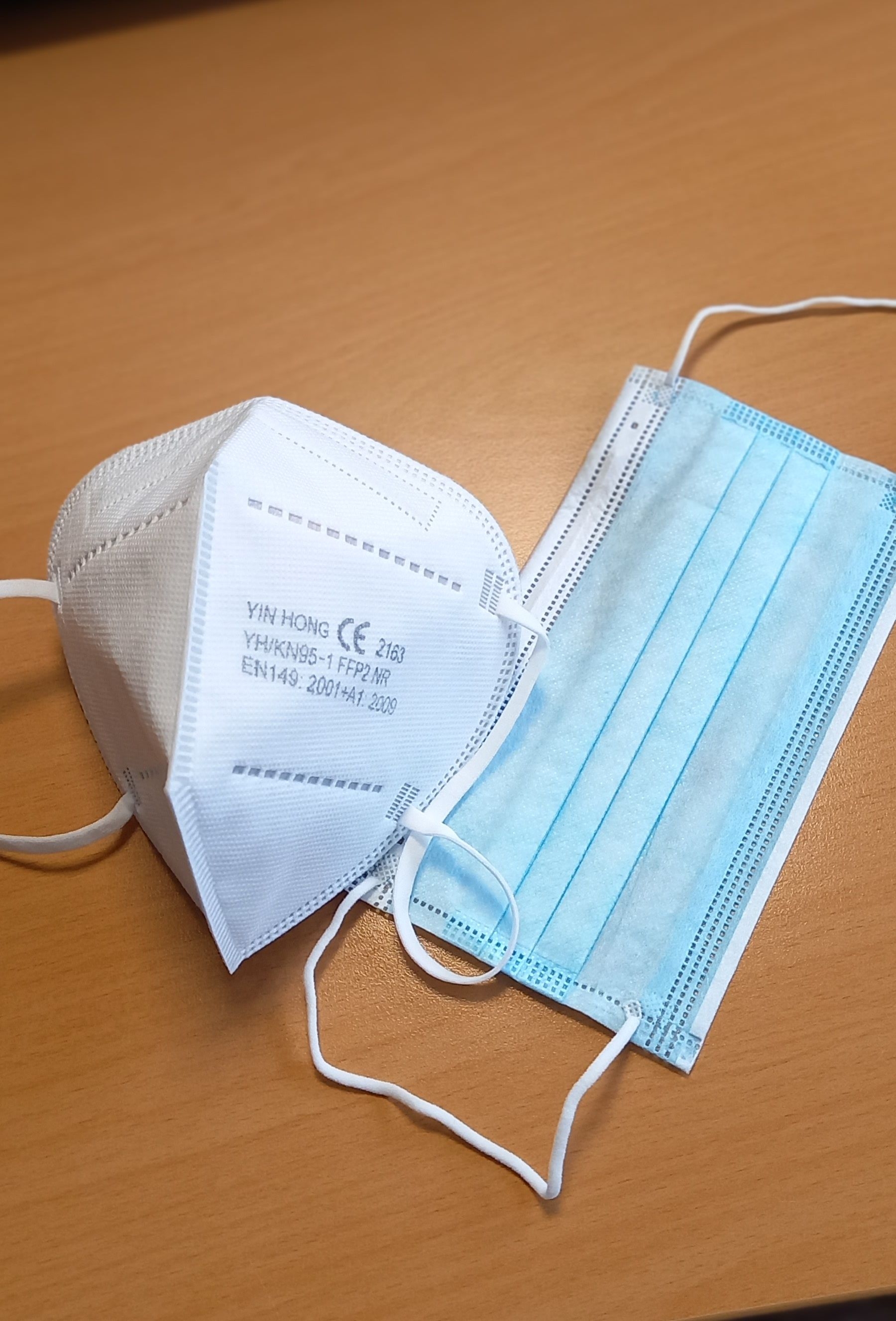 zwei medizinische Masken