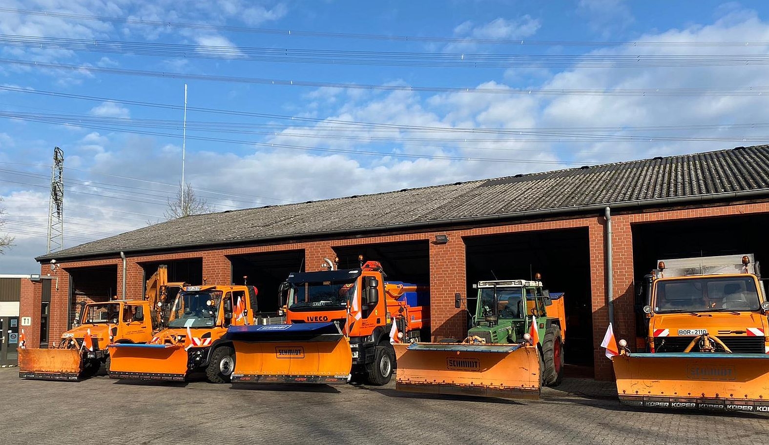 Räumdienst- und Streufahrzeuge auf dem Hof des ZBU