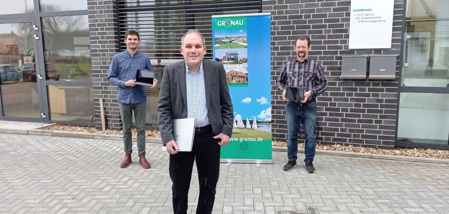 Aleksander Beljaew, Christoph Diekmann und Michael Herse stellen die mobilen Endgeräte vor.