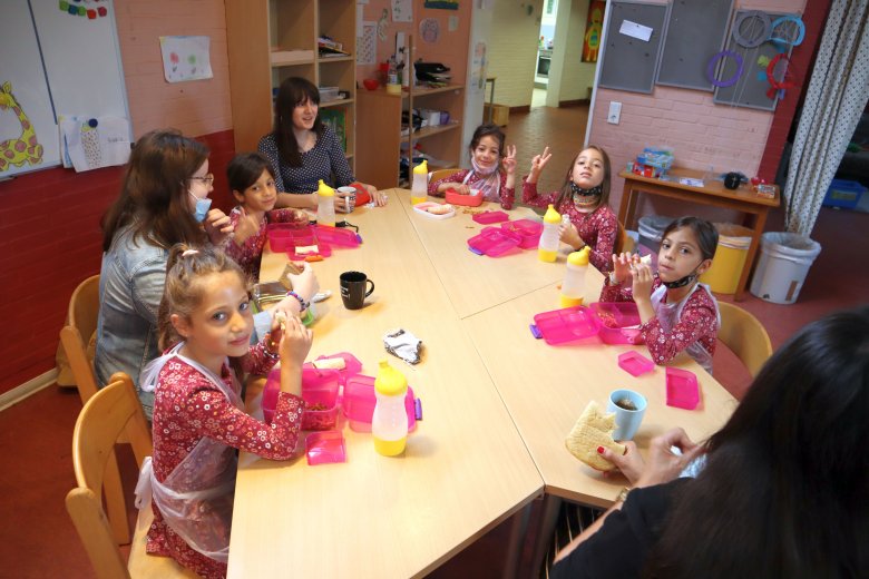 Ferienspiele 2021: Kinder am Tisch bei der Frühstückspause