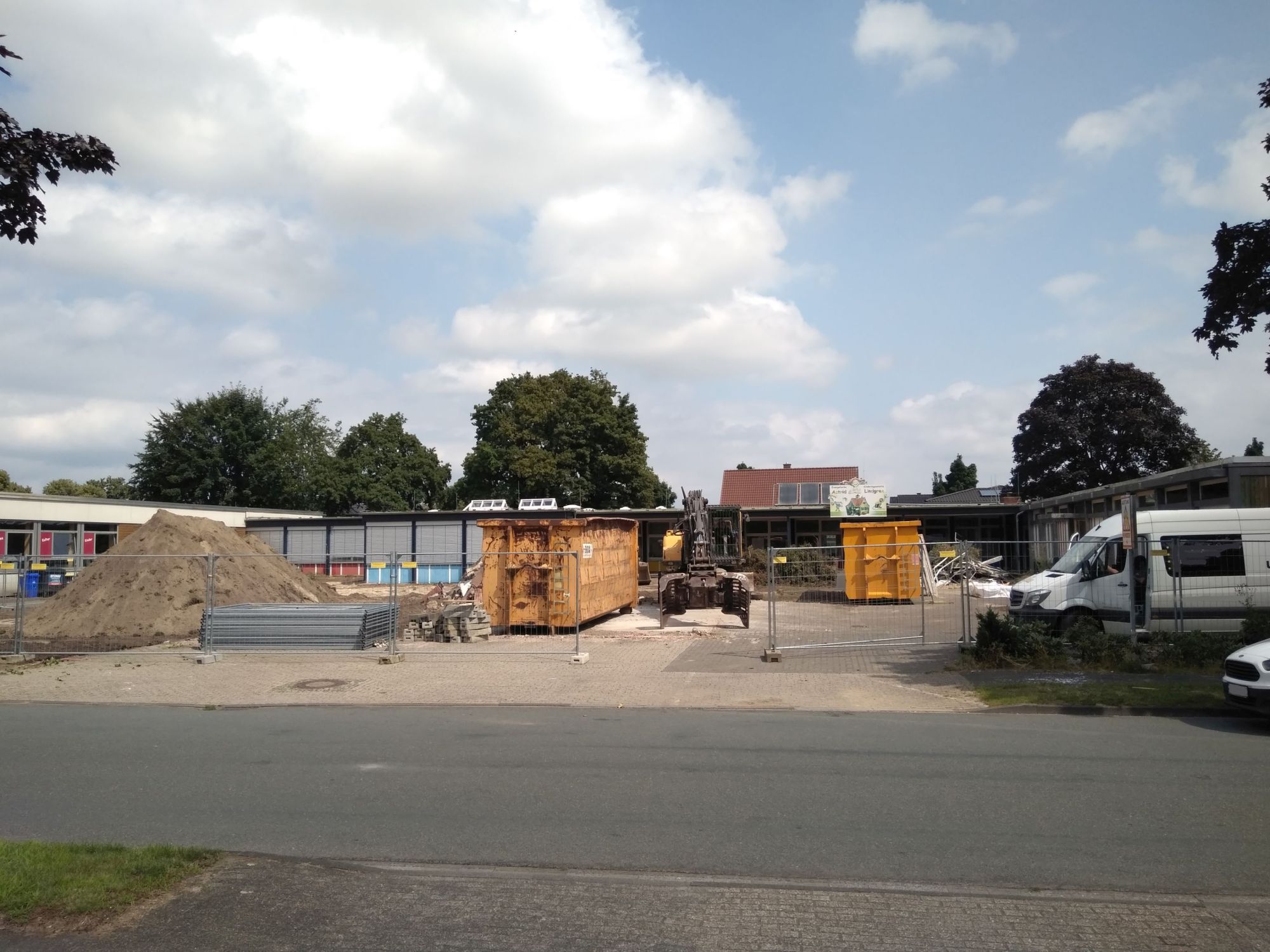 Der Baustellenzaun vor der Kita Astrid Lindgren.