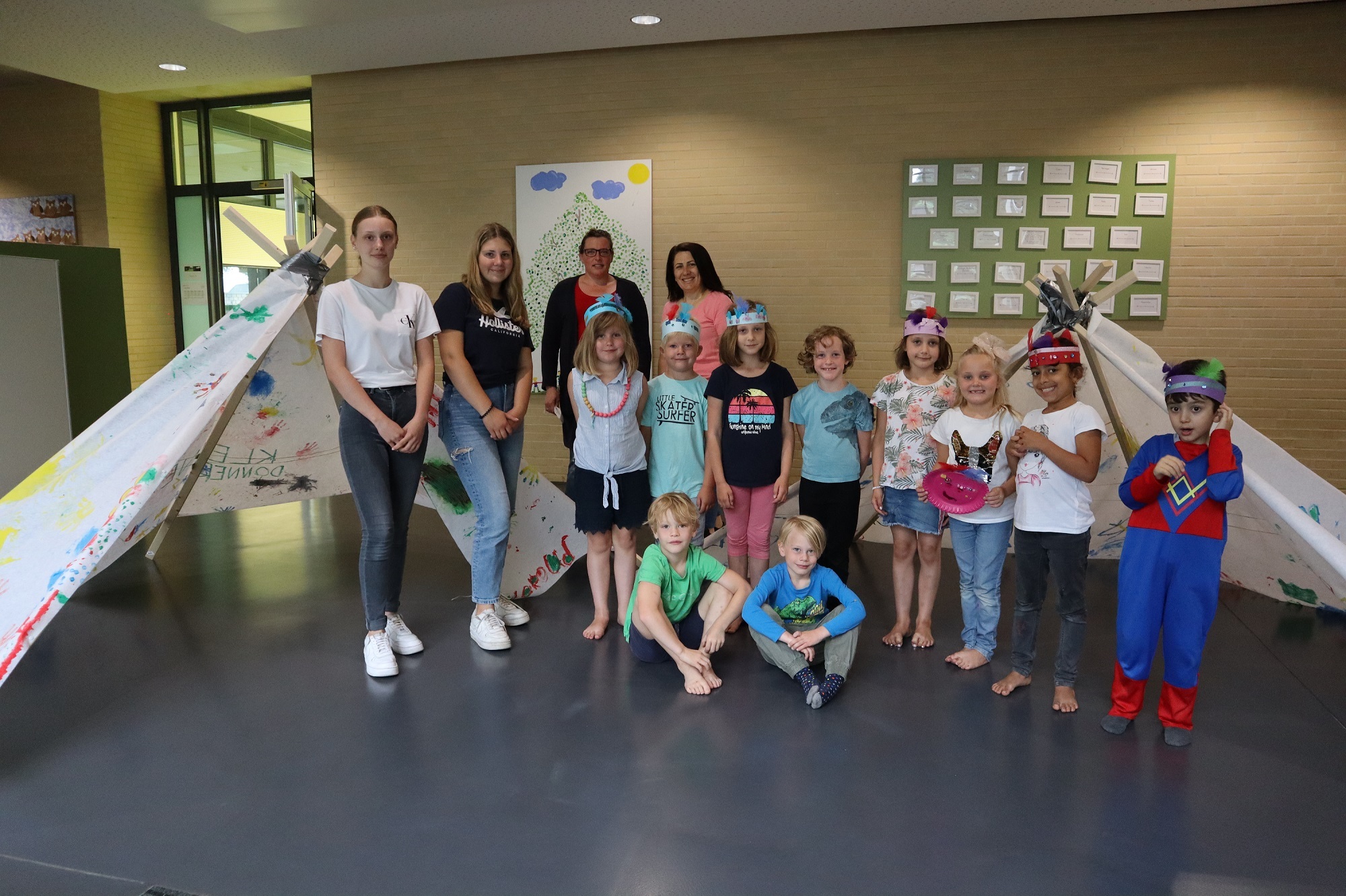 Die Erzieherinnen Marlies An Haack (Leitung), Annalena, Sabah und Paula mit den Kindern Emma, Lisa, Ronja, Antonio, Josch, Henry, Maja, Fabien, Elijah und Sarah.