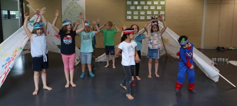 Die Kinder Emma, Lisa, Ronja, Antonio, Josch, Henry, Maja, Fabien, Elijah und Sarah tanzen zur Musik.