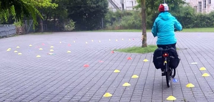 Person auf einem Fahrrad beim Sicherheitstraining