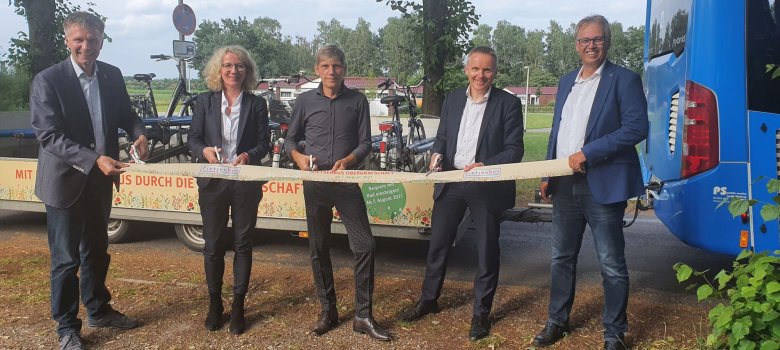 Das Band zur Eröffnung wird durchgeschnitten.