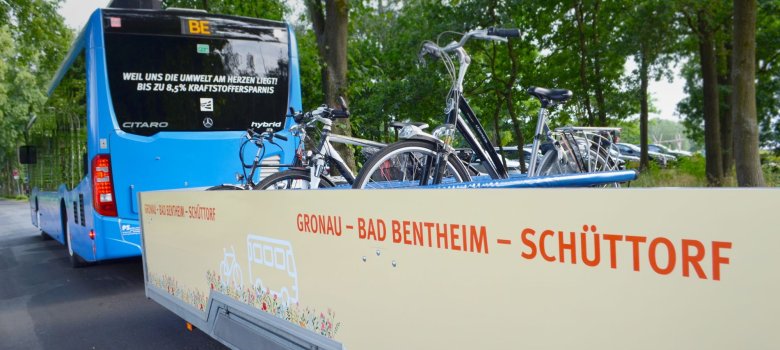 Der Fietsenbus mit Anhänger.