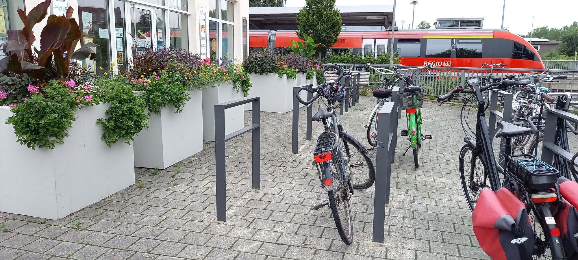 Die Fahrradständer und Pflanzkübel auf dem Bahnhofsvorplatz.