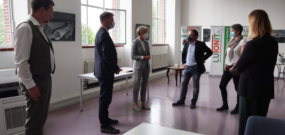 Die Firma Airbion GmbH erklärt Bürgermeister Rainer Doetkotte und Regierungspräsidention Dr. Feller die Funktionsweise des Bionischen Staubsaugers.