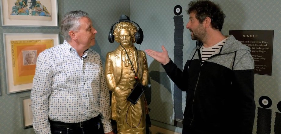 rock´n´popmuseum-Geschäftsführer Thomas Albers (links) und Kurator Dr. Thomas Mania sprechen im neuen Video über die Ausstellung "Ludwig lebt! Beethoven im Pop".
