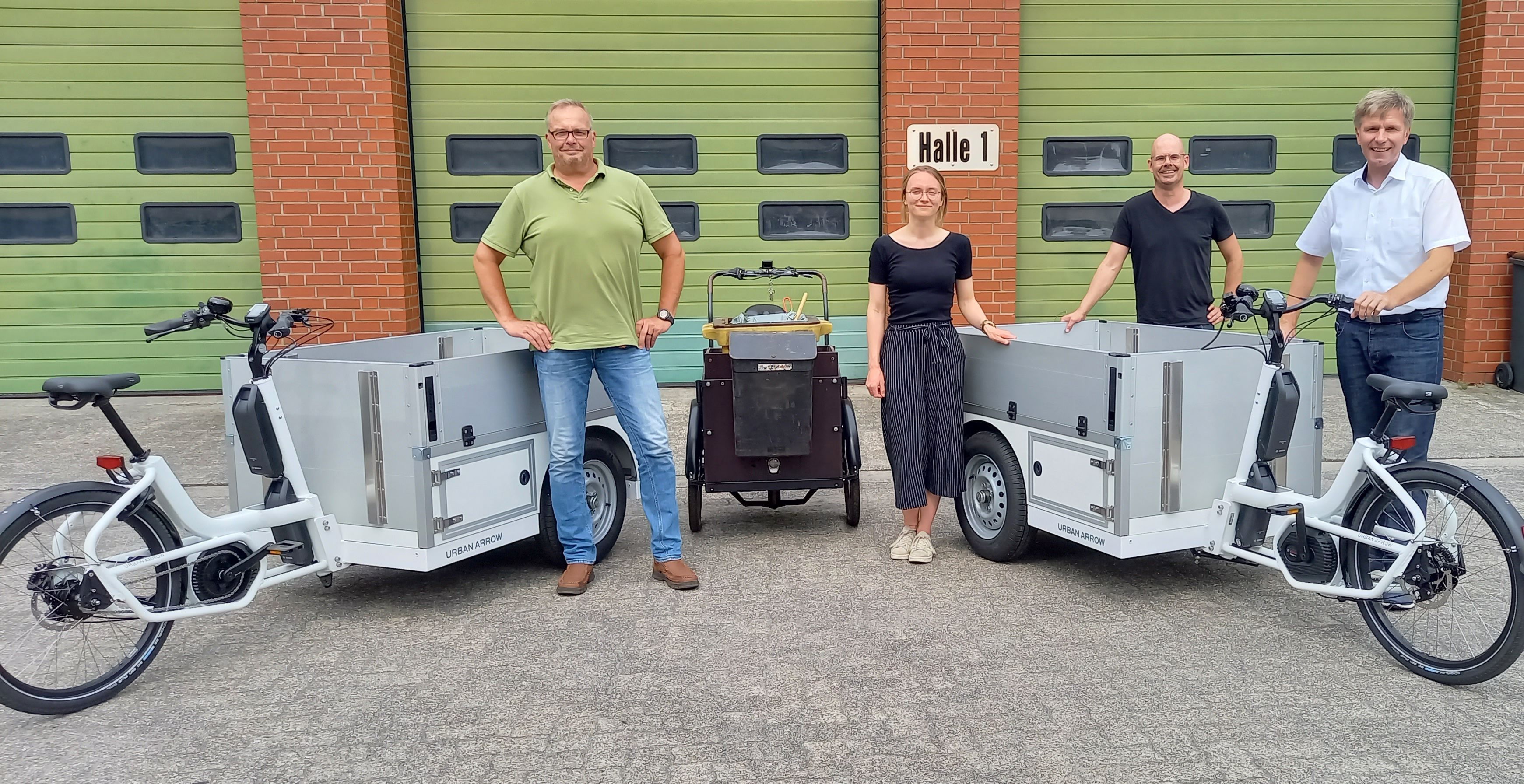Zwei Schwerlast-e-Bikes werden durch Bürgermeister Rainer Doetkotte übergeben