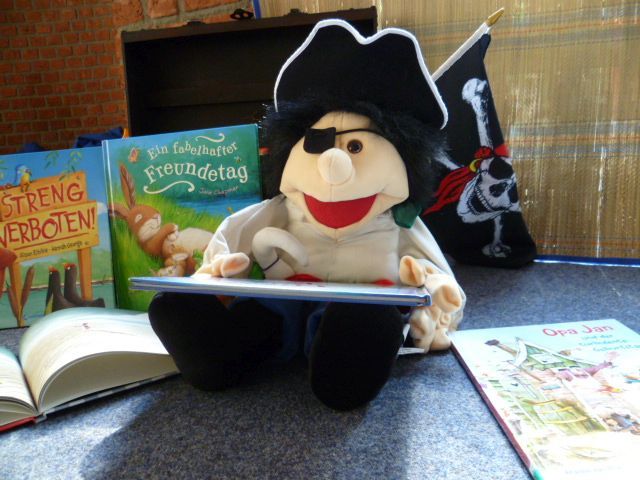 Ein Piraten-Plüschtier inmitten von Büchern