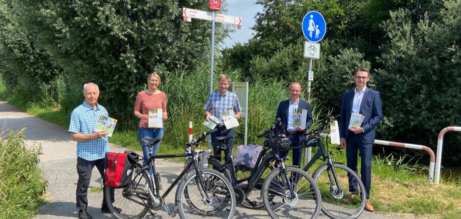 Alle Beteiligten freuen sich auf das Radfahren in Gronau und Epe und einen schönen Sommer in der Stadt. V.l.n.r.: Hermann Nieratschker, Katharina Detert, Rainer Doetkotte, Thomas Rotering, Robin Thebelt. 