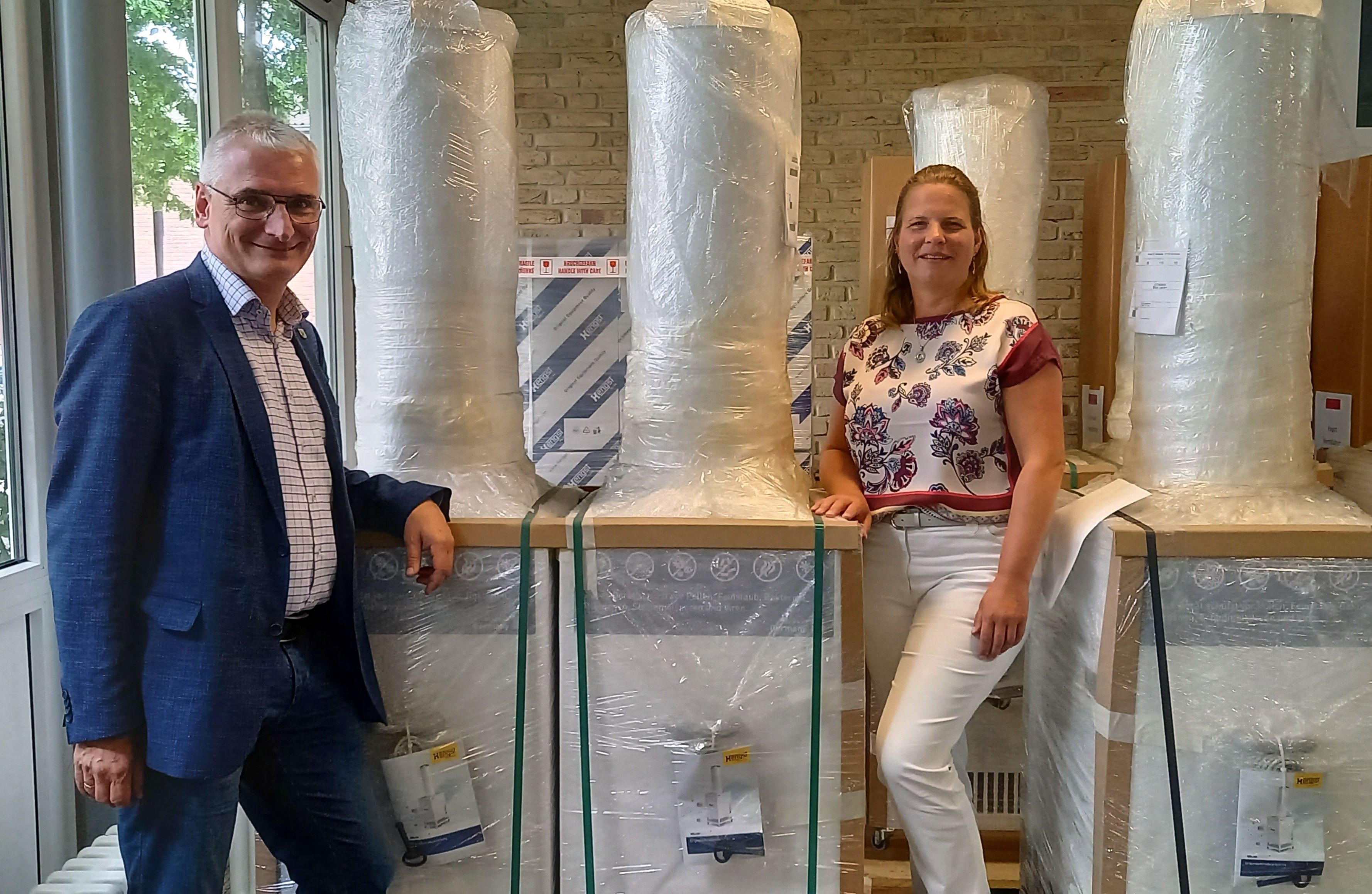 Erste Beigeordnete Cichon und Stadtbaurat Groß-Holtick mit der Lieferung der Lüftungsanlagen