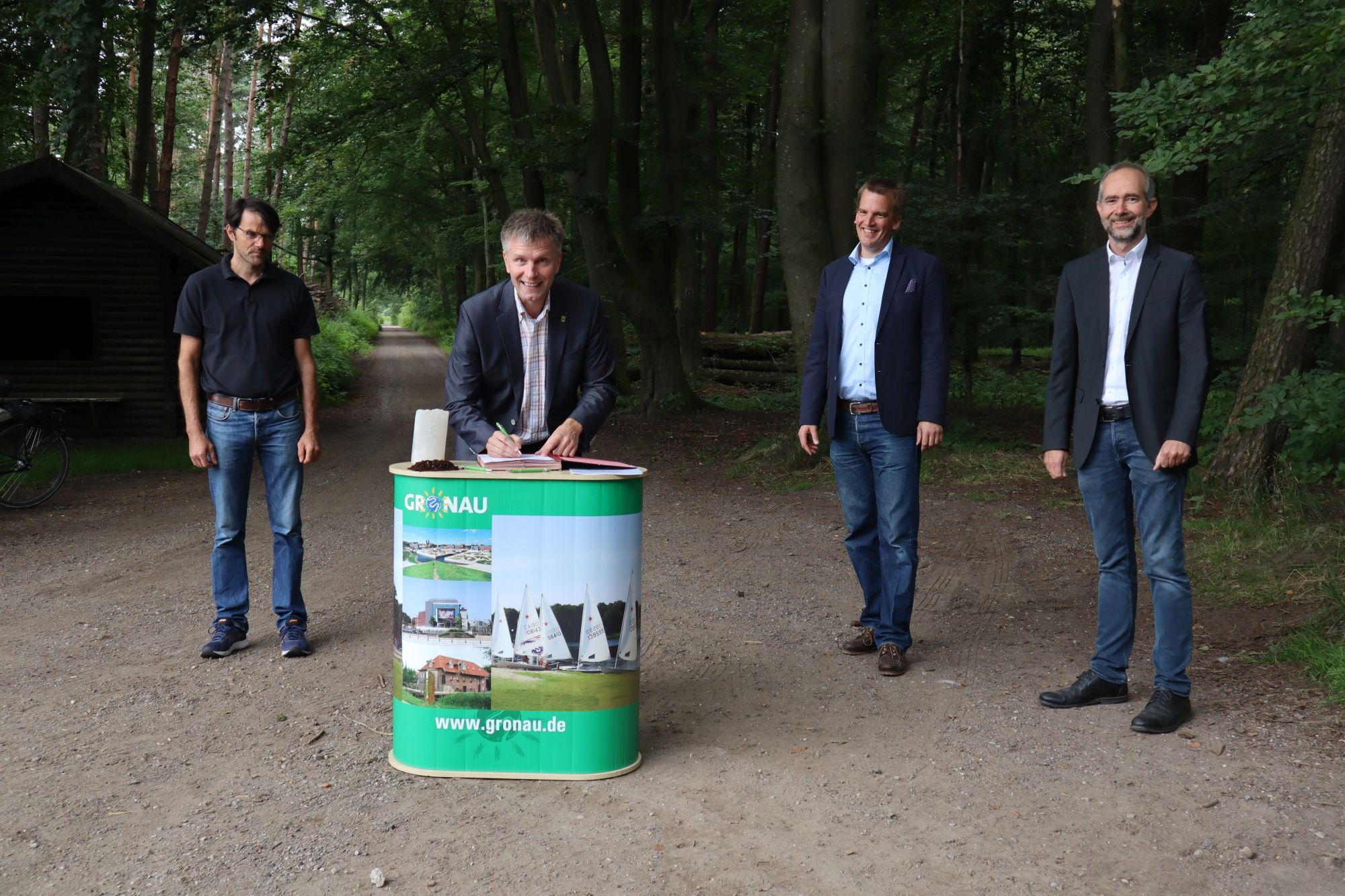 Mehr Transparenz zwischen Wissenschaft und Gesellschaft (v.l.n.r.): BIK-Vorsitzender Holger Perrevort, Bürgermeister Rainer Doetkotte, Prof. Dr. Tobias Rudolph vom FZN und Dr. Andreas Müterthies von EFTAS unterzeichnen die neue Forschungskooperation am Rande des Kavernenfeldes. 