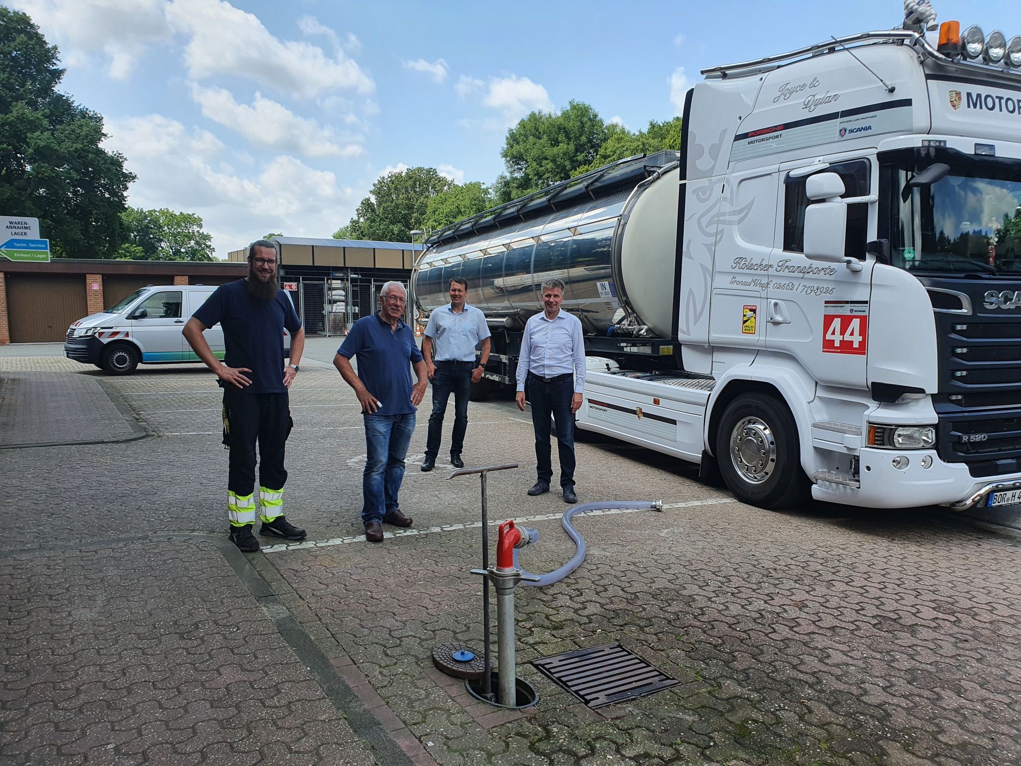 Von links: Dennis Pikkemaat von den Stadtwerken, Bernd Hölscher, Herbert Daldrup und Bürgermeister Rainer Doetkotte.