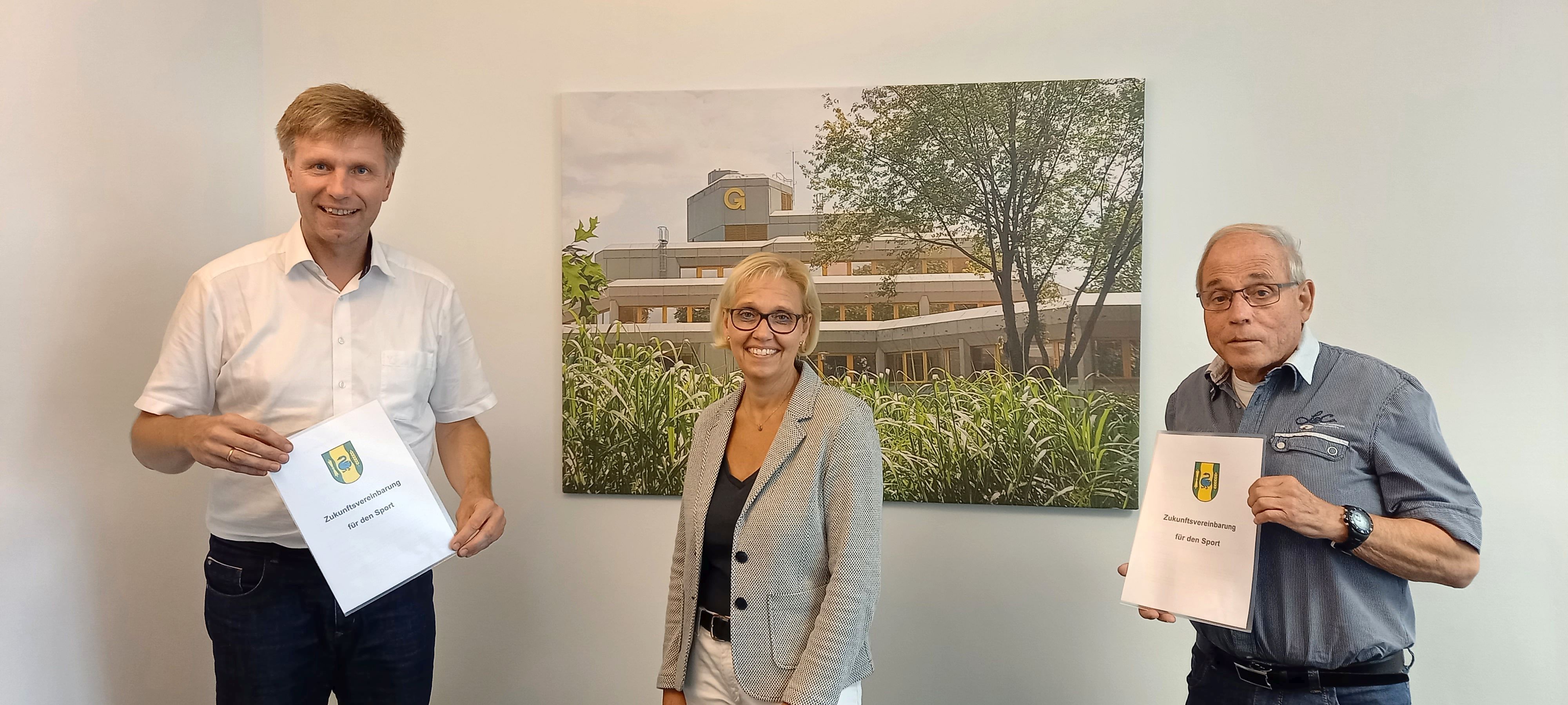 Bürgermeister Rainer Doetkotte, Fachdienstleiterin Kerstin Raible und StadtSportVerbandsvorsitzender Werner Hölscher bei der Unterzeichnung der Zukunftsvereinbarung für den Sport